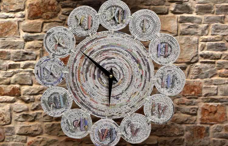 কাগজের তৈরি ঘড়ি। এ ঘড়ি সত্যিই দেয়ালের সৌন্দর্য বৃদ্ধি করেছে।