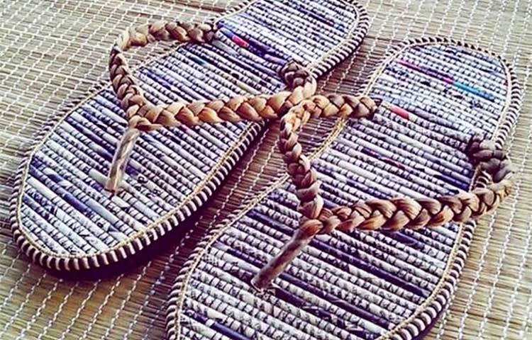 পায়ের অসাধারণ চপ্পল। তবে ভুলেও বর্ষাকালে পরে বাইরে বেরোনো যাবে না!