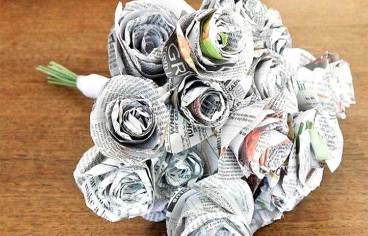 কাগজের তৈরি এক গোছা গোলাপ। এ গোলাপে নাই বা ছড়ালো সুবাস, কিন্তু কাউকে উপহার হিসেবে দিতে এটি মন্দ নয়।