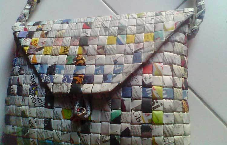 স্লিং ব্যাগ। বাহারি এ ব্যাগটি প্রিয়জনকে উপহার দেয়া যেতে পারে।