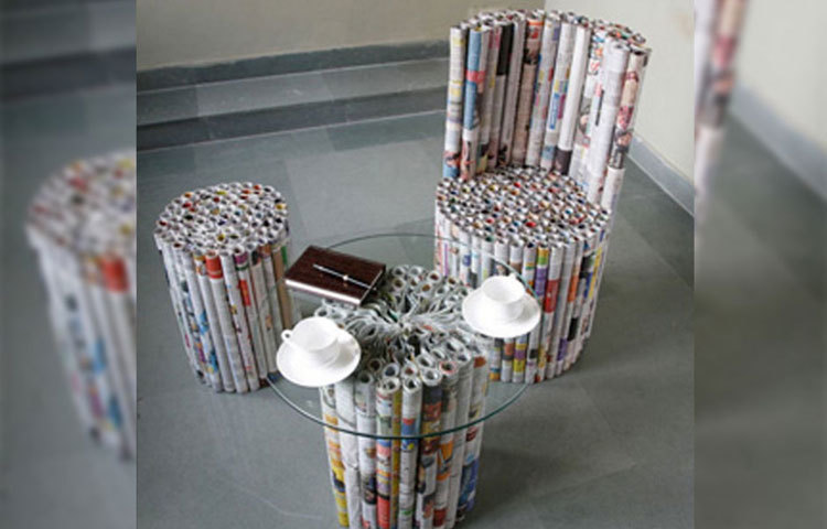 কাগজের সোফা। কাগজের তৈরি হলেও এতে নির্ভয়েই বসতে পারেন।