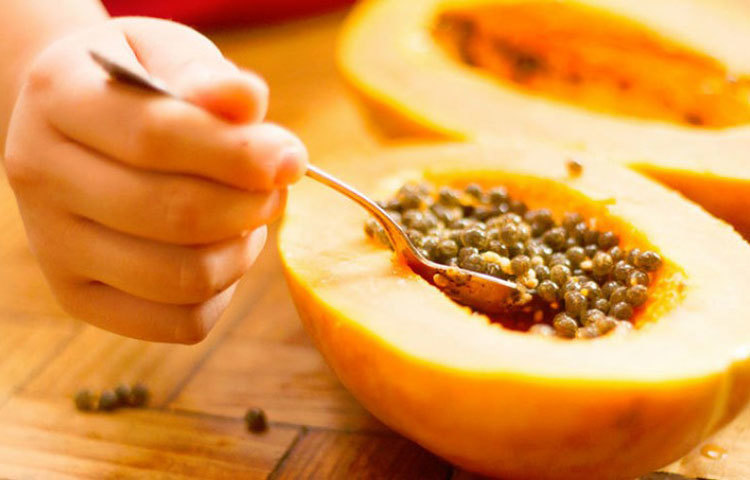 পেঁপে : প্যাপাইন এনজাইম থাকার কারণে ত্বকের মরা কোষ দূর করতে সাহায্য করে পেঁপে।