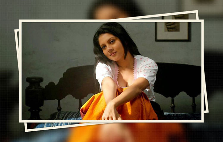 আপন মনে বসে আছেন পায়েল। কাজের চাপ বেশি হয়ে গেলে তিনি দীর্ঘ ভ্রমণেও বের হন।