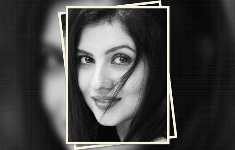 সাদা-কালো চেহারার পায়েল। তিনি নিজেকে সব সময় নানা রঙে সাজাতে পছন্দ করেন।