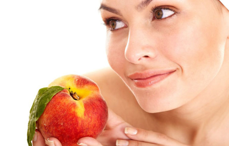 ত্বক : প্রচুর পরিমাণ ভিটামিন সি থাকার কারণে ত্বকের ডার্ক সার্কল ও বলিরেখা দূর করতে সাহায্য করে পিচ। অনেক কসমেটিকসেও পিচ ব্যবহার করা হয়।