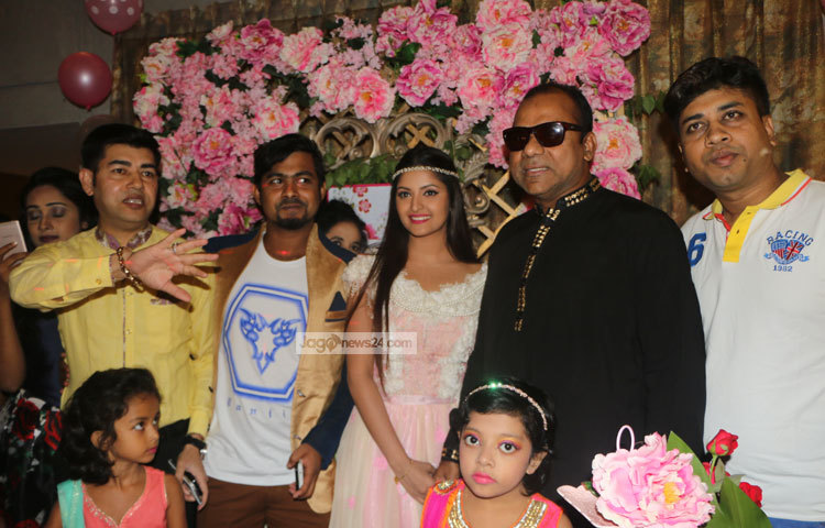 বর্তমান সময়ে ঢাকাই চলচ্চিত্রের তুমুল দর্শকপ্রিয় নায়িকা পরীমনি জন্মদিন সোমবার (২৪ অক্টোবর) আনন্দঘন পরিবেশে পালন করা হয়েছে। ছবি : মাহবুব আলম