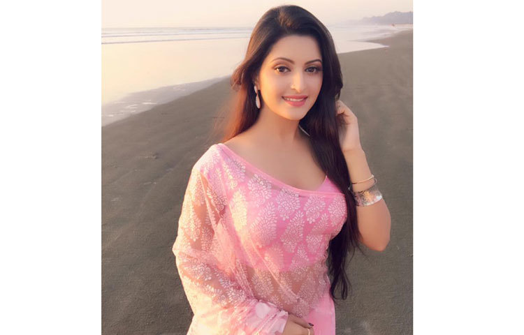 জনপ্রিয় অভিনেত্রী পরীমনি এবার আপন মানুষের টানে ছবির কাজে কক্সবাজারে রয়েছেন।