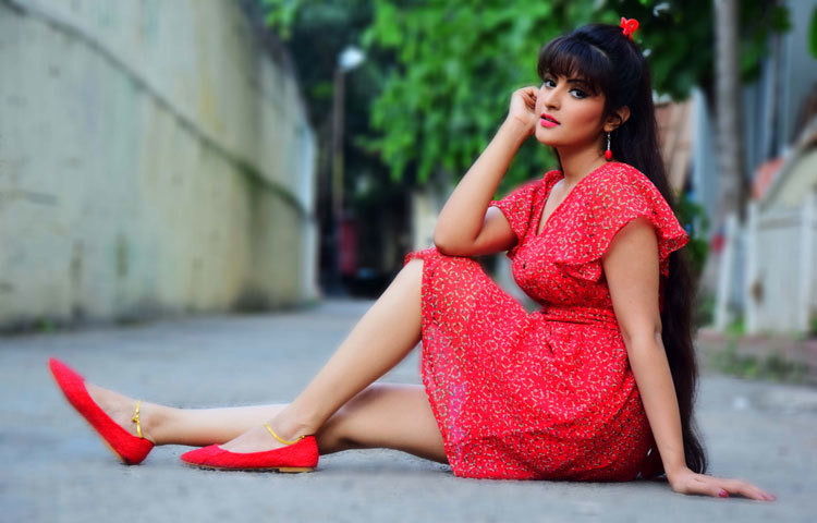 পরিমনি : দেশের জনপ্রিয় এই অভিনেত্রী স্থান করে নিয়েছেন দেশের শীর্ষ ১০ ফেসবুক তারকার তালিকায়। শুধু স্থান করে নেননি অবস্থান করছেন তালিকার ৫ম স্থানে। তিনি তালিকায় ৫ম হলেও বিনোদন তারকাদের মধ্যে শীর্ষ ফেসবুক তারকা। তার পেজে বতর্মান অনুসারীর সংখ্যা ৬৩ লাখ ২৫ হাজারেরও বেশি।