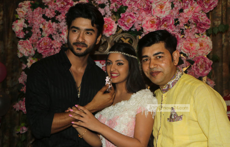 প্রিয়জনদের সঙ্গে জন্মদিনে অনুষ্ঠানে হাস্যোজ্জ্বল পরীমনি। ছবি : মাহবুব আলম