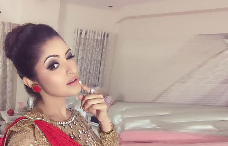 তার ভক্তদের সঙ্গে থাকার জন্য তিনি এই সেলফি তুলে থাকেন।