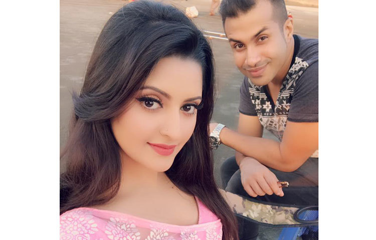 কার সঙ্গে সেলফি তুলছেন পরীমনি? সে সম্পর্কে পরী কিছ্ইু জানাননি।