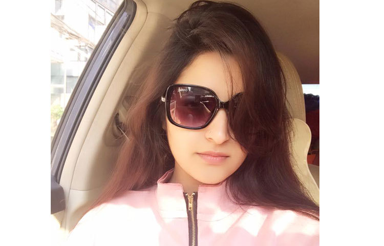 গাড়িতে চড়ার সময় সেলফিবন্দি হয়েছেন পরীমনি।