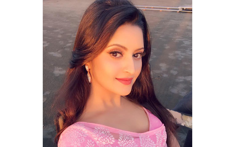 সাগর পাড়ের ভ্রমণের ছবি তিনি তার ফেসবুকে আপলোড করেছেন।