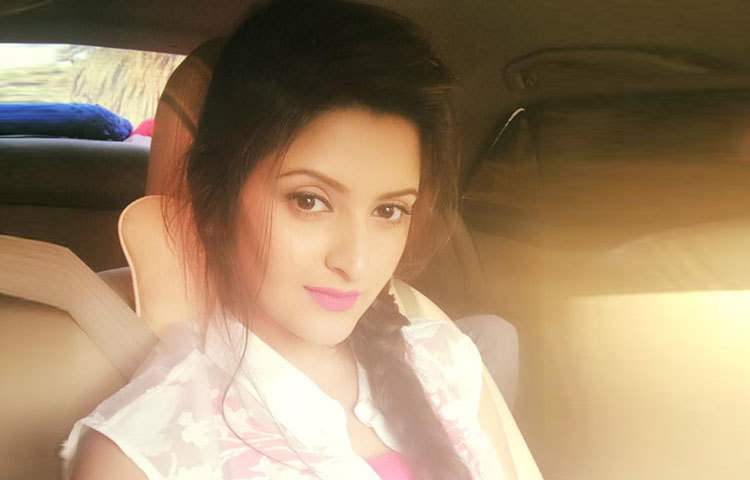 সময় পেলেই সেলফি তোলা পরীমনির অন্যতম শখ।