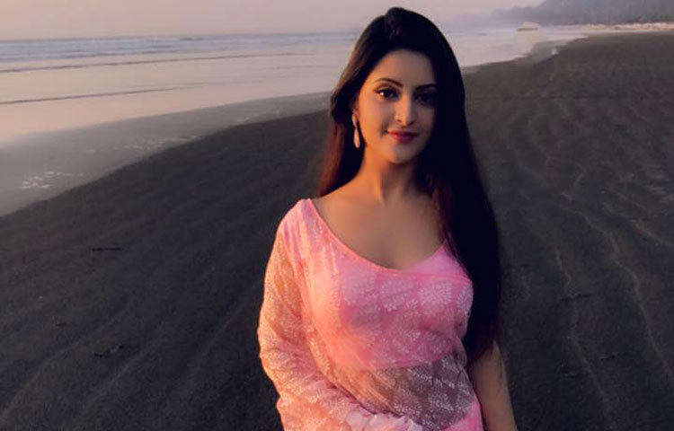 ছবির শুটিংয়ে বর্তমানে কক্সবাজারে আবস্থান করছেন। কক্সবাজারে টানা ৬দিন শুটিং করে ঢাকায় ফিরবেন বলেও জানান তিনি।