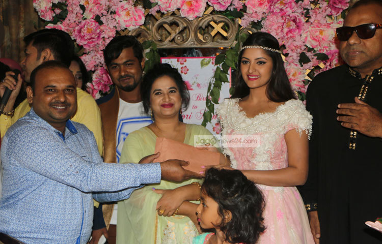 জন্মদিনে শুভেচ্ছা জানান, তার আত্মীয়-স্বজন, বন্ধু ও শুভাকাঙ্খিরা। পরীকে শুভেচ্ছা জানানোর পাশাপাশি নানা উপহার দেন তারা। ছবি : মাহবুব আলম