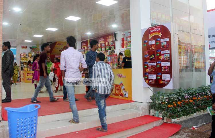 অলটাইম-এর প্যাভিলিয়নে ক্রেতা বিক্রেতাদের ভিড়। ছবি : বিপ্লব দিক্ষিৎ