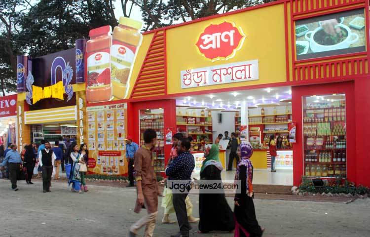 বাণিজ্য মেলায় প্রাণ গুঁড়া মশলা কিনলেই উপহার। রান্নার কাজটি দ্রুত ও ঝামেলাহীনভাবে করার জন্য গুঁড়া মশলার জুড়ি নেই। ছবি : বিপ্লব দিক্ষিৎ