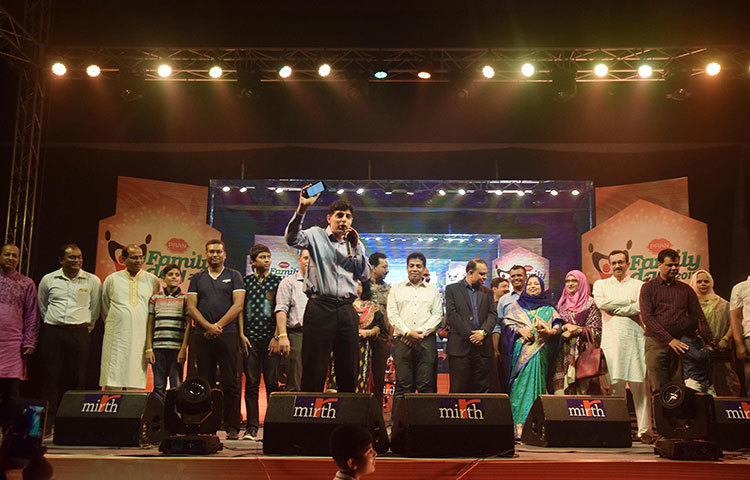 প্রাণ-আরএফএল গ্রুপের প্রধান নির্বাহী আহসান খান চৌধুর আরো বলেন, &lsquo;একজন মানুষকে প্রথমে স্বপ্ন দেখায় তার পরিবার। প্রাণ আজ ৮৫ হাজার মানুষের একটি পরিবার। এই পরিবারের সকল সদস্য মিলে স্বপ্ন দেখলে তা সুফল আনবেই।&rsquo; ছবি : মাহবুব আলম