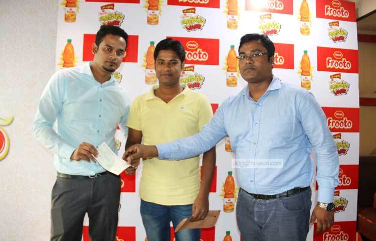 বিজয়ীদের হাতে গিফটের চেক তুলে দেন প্রাণ বেভারেজ লিমিটেডের ব্র্যান্ড ম্যানেজার আশফাকুর রহমান। ছবি : মাহবুব আলম