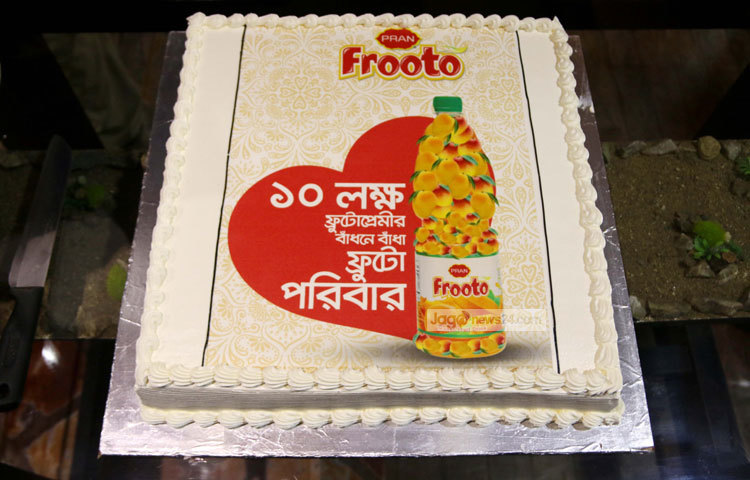 পুরস্কার প্রদান অনুষ্ঠান উপলক্ষে বিশেষ কেক প্রস্তুত করা হয়। ছবি : মাহবুব আলম