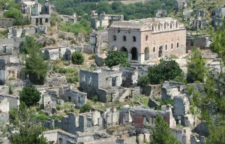 প্রিপায়াত : ইউক্রেনের উত্তরাঞ্চলে বেলারুশ সীমান্তে রয়েছে প্রিপায়াত শহর। চেরনোবিল পাওয়ার প্ল্যান্ট স্থাপনের সময় এই দ্বীপ শহরটি গড়ে ওঠে। কিন্তু ২৬ এপ্রিল ১৯৮৬ সালে চেরনোবিল বিস্ফোরণের পর সব মানুষকে সেখান থেকে সরিয়ে নেওয়া হয়। এর পর থেকে শহরটি জনমানবশূন্য।