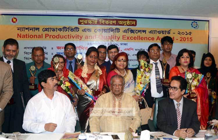 ন্যাশনাল প্রোডাকটিভিটি এন্ড কোয়ালিটি এক্সিলেন্স অ্যাওয়ার্ড পুরস্কার প্রদান অনুষ্ঠানে উপস্থিত ছিলেন শিল্পমন্ত্রী আমীর হোসেন আমু। ছবি : বিপ্লব দিক্ষিৎ