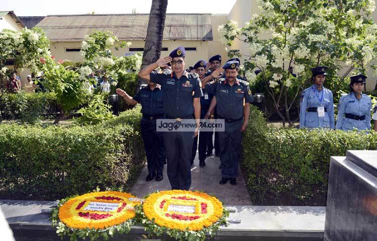 আজ ঐতিহাসিক ৩ নভেম্বর জেলহত্যা দিবস উপলক্ষে আজ জাতীয় চার নেতার স্মৃতির প্রতি গভীর শ্রদ্ধা &nbsp;নিবেদন করছেন কারা অধিদপ্তরের মহাপরিচালক। ছবি : বিপ্লব দিক্ষিৎ