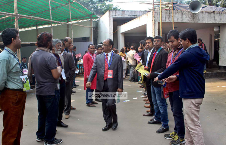জাতীয় প্রেসক্লাবের দ্বিবার্ষিক (২০১৭-১৮) নির্বাচন অনুষ্ঠিত হয়েছে। শনিবার সকাল ৯টা থেকে জাতীয় প্রেসক্লাব চত্বরে ভোটগ্রহণ শুরু হয়। ছবি : বিপ্লব দিক্ষিৎ