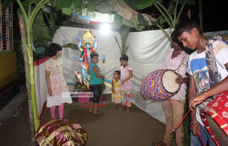 নরসিংদীর বেলাবোর আশুতোষ চক্রবর্তীর বাড়িতে আজ কালীপূজা অনুষ্ঠিত হয়েছে। ছবি : বিপ্লব দিক্ষিৎ