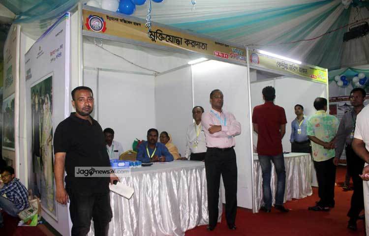 আয়কর মেলায় মুক্তিযোদ্ধাদের জন্য আলাদা স্টল দেওয়া হয়েছে। ছবি : বিপ্লব দিক্ষিৎ