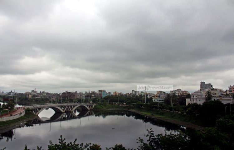 নিম্নচাপের ফলে দেশের বিভিন্ন স্থানে বৃষ্টি হচ্ছে। রাজধানীর হাতিরঝিল থেকে মেঘলা আকাশের এ দৃশ্যধারণ করা হয়েছে। ছবি : বিপ্লব দিক্ষিৎ