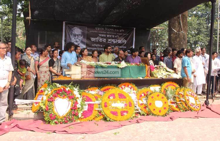 সদ্য প্রয়াত রাজনীতিক ও সাংস্কৃতিক ব্যক্তিত্ব অজয় রায়ের মরদেহে শেষ শ্রদ্ধা জানাচ্ছেন সর্বস্তরের মানুষ। ছবি : বিপ্লব দিক্ষিৎ