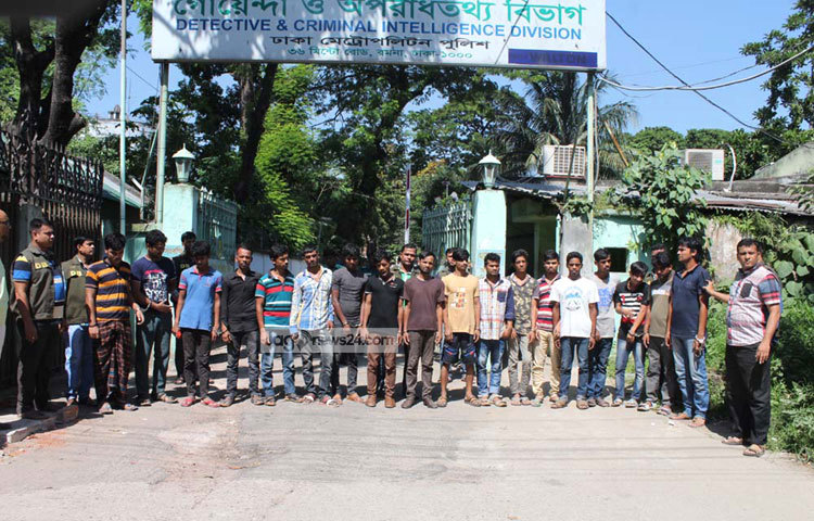 রাজধানীর বিভিন্ন স্থান থেকে অজ্ঞান পার্টি চক্রের ১৭ জন সদস্যকে আটক করেছে মহানগর গোয়েন্দা (ডিবি) পুলিশ। ছবি : বিপ্লব দিক্ষিৎ