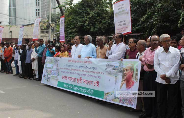 যশোরের ভবদহ সমস্যার স্থায়ী সমাধান নিয়ে মানববন্ধন করছে ভবদহ পানি নিষ্কাশন সংগ্রাম কমিটি। ছবি : বিপ্লব দিক্ষিৎ