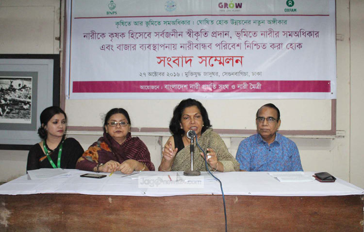 বাংলাদেশ নারী প্রগতি সংঘ ও নারী মৈত্রী মুক্তিযুদ্ধ যাদুঘরে সংবাদ সম্মেলন করছে। ছবি : বিপ্লব দিক্ষিৎ