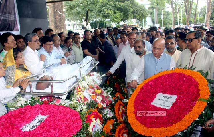 জাতীয় অধ্যাপক ডা. এম আর খানের প্রতি শেষ শ্রদ্ধা জানাতে কেন্দ্রীয় শহীদ মিনারে এসে স্বাস্থ্যমন্ত্রী মোহাম্মাদ নাসিম বলেন, সমগ্র দেশের মানুষ আজ শোকাহত। তার মৃত্যুতে দেশের চিকিৎসা বিজ্ঞানের অপূরণীয় ক্ষতি হয়ে গেলো। ছবি : বিপ্লব দিক্ষিৎ