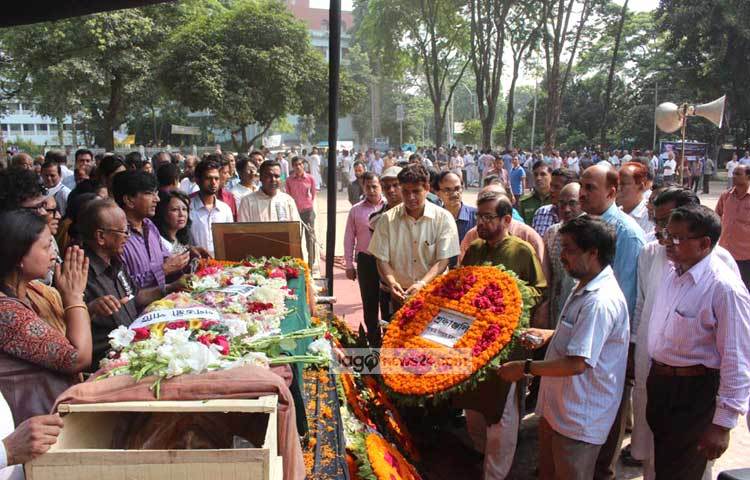 সদ্য প্রয়াত রাজনীতিক ও সাংস্কৃতিক ব্যক্তিত্ব অজয় রায়ের মরদেহে শেষ শ্রদ্ধা জানাচ্ছেন সংস্কৃতিমন্ত্রী আসাদুজ্জামান নূর। ছবি : বিপ্লব দিক্ষিৎ