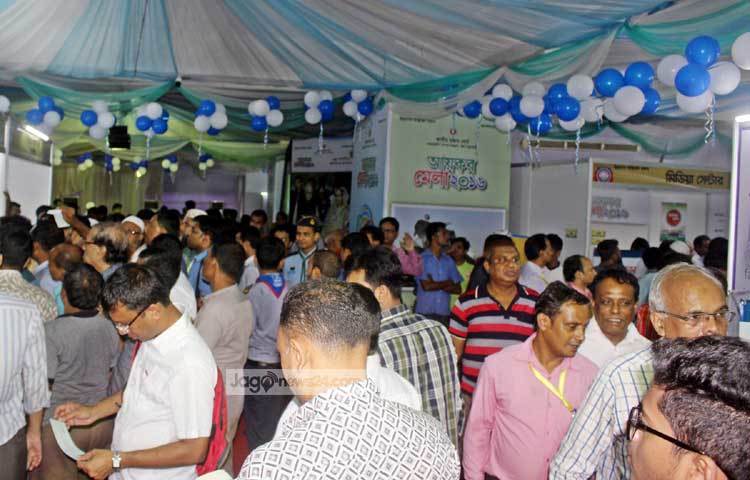 আয়কর মেলায় উপচে পড়া ভিড়। ছবি : বিপ্লব দিক্ষিৎ