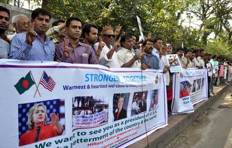 &lsquo;আসন্ন মার্কিন নির্বাচনে হিলারী ক্লিনটনকে প্রেসিডেন্ট দেখতে চাই&rsquo;-এই দাবিতে মানববন্ধন করছে হিলারী ক্লিনটন সাপোর্টার্স ক্লাব। বিপ্লব দিক্ষিৎ