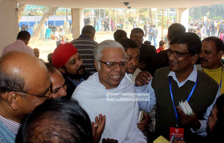 এই নির্বাচনে ইলেকট্রনিক পদ্ধতিতে ভোটগ্রহণ অনুষ্ঠিত হচ্ছে। বর্তমানে জাতীয় প্রেসক্লাবের মোট ভোটার এক হাজার ২১৮ জন। ছবি : বিপ্লব দিক্ষিৎ