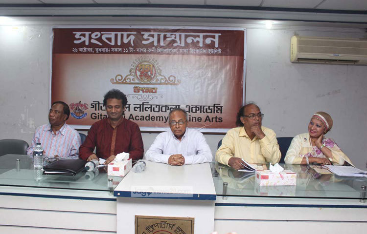 দৈনিক ডেসটিনি ও বৈশাখী টেলিভিশনের ব্যবস্থাপনা পরিচালকের মুক্তির দাবিতে মানববন্ধন করছে। ছবি : বিপ্লব দিক্ষিৎ