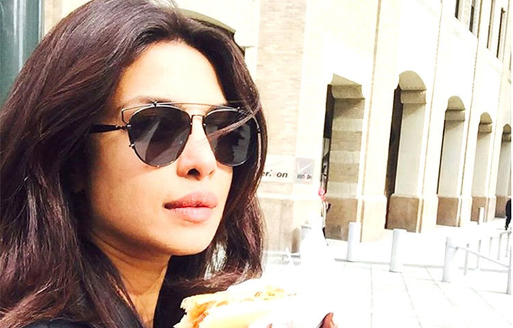 প্রিয়াংকা চোপড়া : প্রিয়াংকার হাতে হট ডগ। তিনি এখন বিদেশি খাবারে অভ্যস্থ হয়ে পড়েছেন।