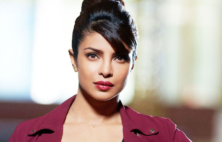 প্রিয়ঙ্কা চোপড়া : বলিউডে নিজের পা শক্ত করার পরে, হলিউডে পা রেখে তিনি তার ব্যাংক ব্যালান্স করেছেন ৮ মিলিয়ন ডলার।