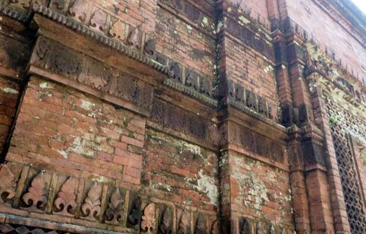 ১৯৬৫ সালে কালিগঞ্জ উপজেলার মুকুন্দপুর গ্রামের আলহাজ সোহরাব আলী মসিজদটির সংস্কার করেন। সুলতানি আমলে নির্মিত প্রবাজপুর শাহী জামে মসজিদ একটি প্রাচীন এবং প্রত্নতাত্ত্বিক স্থাপনা, যা ইসলামি ঐতিহ্যের ধারক ও বাহক