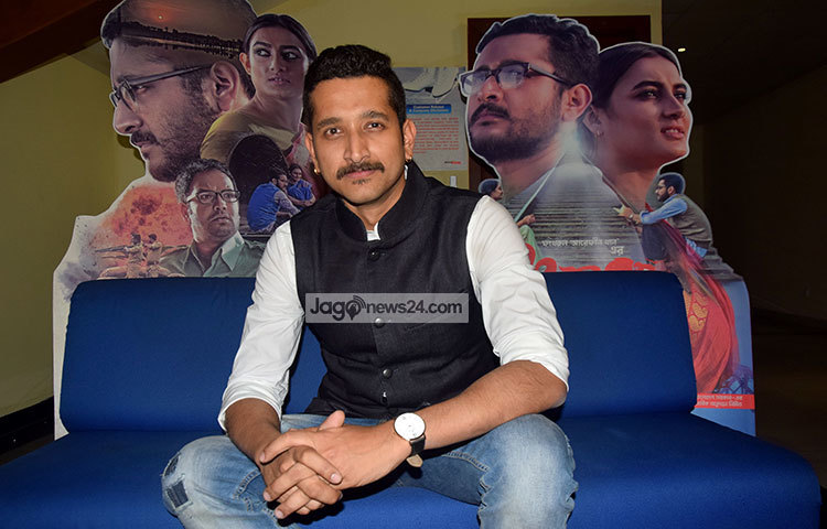 ঢাকায় এসে জাগো নিউজের ক্যামেরাবন্দি হয়েছেন পরমব্রত চট্টোপাধ্যায়। ছবি : মাহবুব আলম