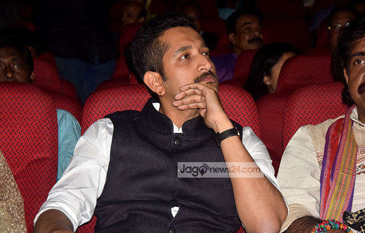 গভীর ভাবনার রাজ্যে ডুবে আছেন পরমব্রত চট্টোপাধ্যায়। ছবি : মাহবুব আলম