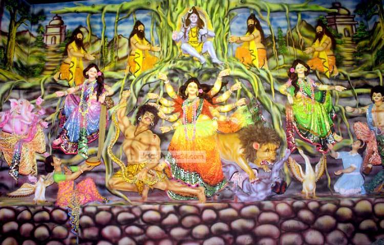 রাজধানীর বিভিন্ন পূজামণ্ডপে চলছে ভক্তদের আনাগোনা। ছবি : বিপ্লব দিক্ষিৎ