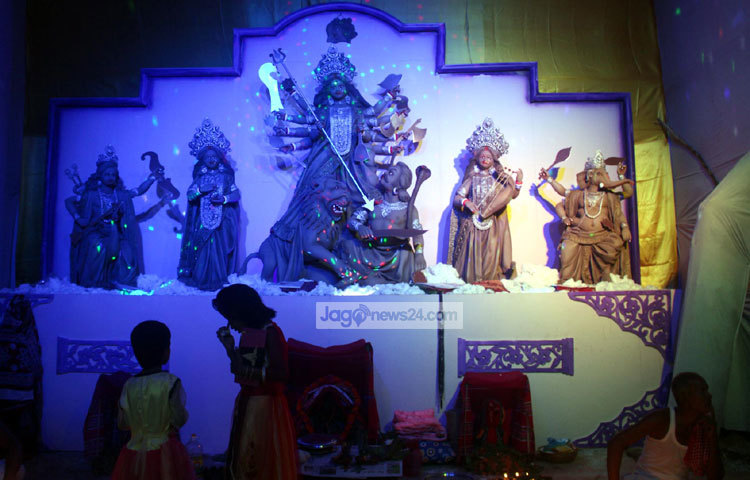 শিশুরা পূজায় সবচেয়ে বেশি আনন্দ পেয়ে থাকে। পূজামপে দুই শিশু প্রতিমা দেখতে এসেছে। ছবি : বিপ্লব দিক্ষিৎ