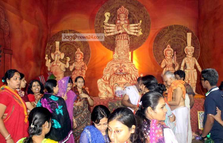 চলছে পূজা-অর্চনা। ভক্তদের পদচারণায় মুখরিত পূজামণ্ডপ। ছবি : বিপ্লব দিক্ষিৎ